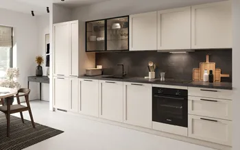 Moderne Einbauküche in elegantem, zeitlosem Design mit cremefarbenen Rahmenfronten, dunkler Arbeitsplatte und schwarzen Griffen. Die Küchenzeile bietet harmonische Kontraste zwischen hellen Oberflächen und einer dunklen Rückwand.